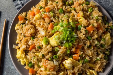 Ev yapımı Çin usulü kızarmış pirinç, yumurta, havuç ve bezelye.