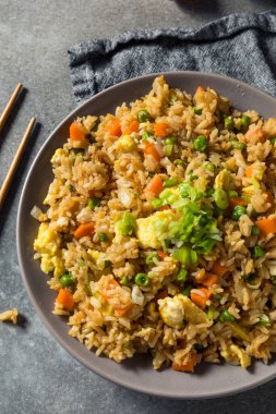 Ev yapımı Çin usulü kızarmış pirinç, yumurta, havuç ve bezelye.
