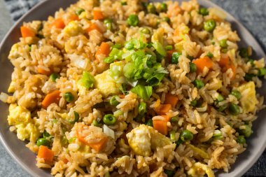Ev yapımı Çin usulü kızarmış pirinç, yumurta, havuç ve bezelye.