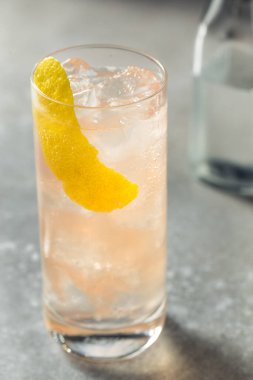 Soğuk Cin Yabanmersini Vasektomisi Soda Suyu ile Kokteyl