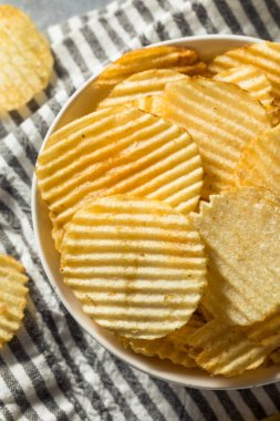 Bir kase tuzlu patates cipsi.