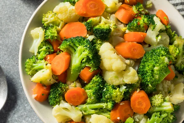 Friska Ekologiska Ångkokta Grönsaker Med Morötter Blomkål Och Broccoli — Stockfoto