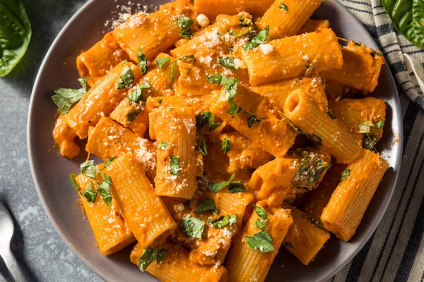 Zdravá Domácí Vodka Rigatoni Těstoviny Sýrem Bazalkou — Stock fotografie