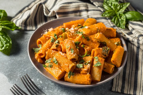 Zdravá Domácí Vodka Rigatoni Těstoviny Sýrem Bazalkou — Stock fotografie