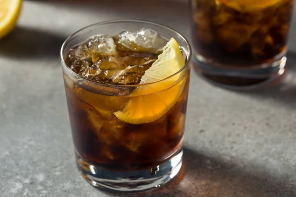 Boozy Cold Bourbon Whiskey Och Cola Med Citron — Stockfoto