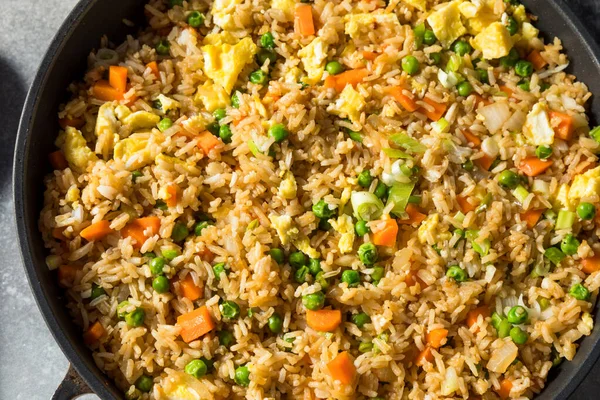 Hausgemachter Gebratener Reis Aus China Mit Eiern Karotten Und Erbsen — Stockfoto