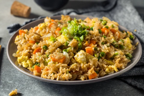 Arroz Frito Chino Casero Con Huevos Zanahorias Guisantes —  Fotos de Stock