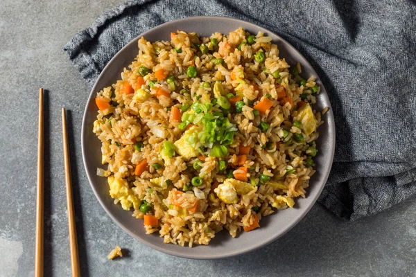 Hausgemachter Gebratener Reis Aus China Mit Eiern Karotten Und Erbsen — Stockfoto