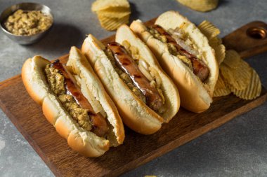 Hardallı ve soğanlı ev yapımı Alman Bratwurst Sandviçi