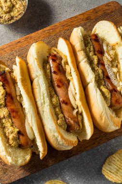 Hardallı ve soğanlı ev yapımı Alman Bratwurst Sandviçi