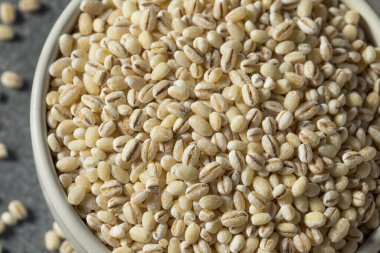 Çiğ organik inci arpası kasede.