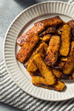 Soya soslu sağlıklı organik sebze Tempeh pastırması.