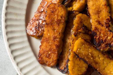 Soya soslu sağlıklı organik sebze Tempeh pastırması.