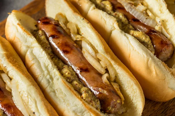 Hardallı Soğanlı Yapımı Alman Bratwurst Sandviçi — Stok fotoğraf