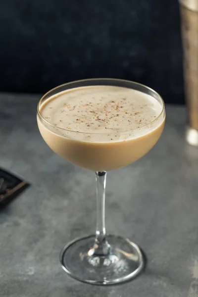 Cóctel Refrescante Brandy Alexander Con Nuez Moscada —  Fotos de Stock