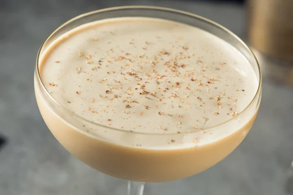 Dronken Verfrissende Brandy Alexander Cocktail Met Nootmuskaat — Stockfoto