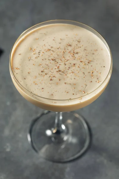 Cóctel Refrescante Brandy Alexander Con Nuez Moscada —  Fotos de Stock