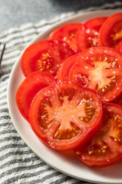 Sağlıklı Organik Dilimlenmiş Domates ve Tuz Yemeye Hazır