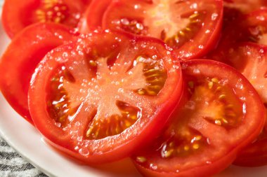 Sağlıklı Organik Dilimlenmiş Domates ve Tuz Yemeye Hazır