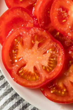 Sağlıklı Organik Dilimlenmiş Domates ve Tuz Yemeye Hazır