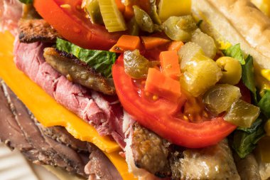 Ev yapımı Chicago Jim Shoe Biftekli Sandviç Gyro Meat ve Giardiniera