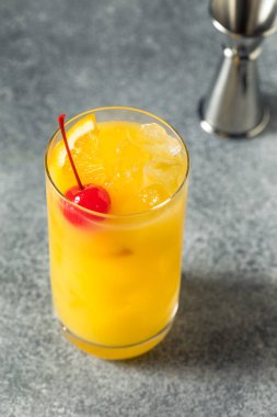 Sarhoşluk Tazeleyici Votka Harvey Wallbanger Portakal Suyu Kokteyli