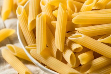 Ev yapımı çiğ makarna kasede.