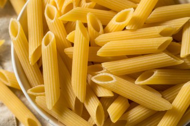 Ev yapımı çiğ makarna kasede.