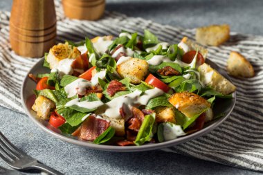 Marul ve domatesli sağlıklı organik pastırma salatası.
