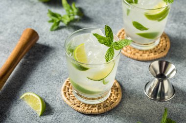 Limon ve Rom ile alkolsüz, ferahlatıcı naneli mojito.
