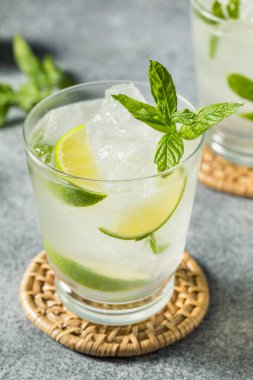 Limon ve Rom ile alkolsüz, ferahlatıcı naneli mojito.