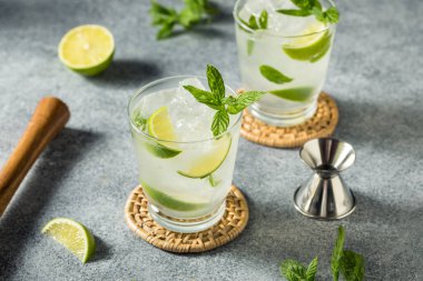 Limon ve Rom ile alkolsüz, ferahlatıcı naneli mojito.