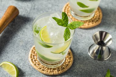 Limon ve Rom ile alkolsüz, ferahlatıcı naneli mojito.