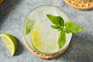 Limon ve Rom ile alkolsüz, ferahlatıcı naneli mojito.