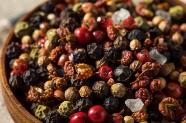 Çiğ organik sichuan biber karışımı bir kasede.