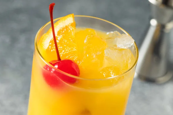 Bebida Refrescante Vodka Harvey Wallbanger Cocktail Com Suco Laranja — Fotografia de Stock