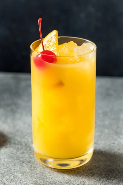 Boozy Rinfrescante Vodka Harvey Wallbanger Cocktail Con Succo Arancia — Foto Stock