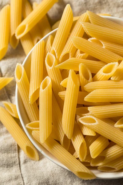 Zelfgemaakte Rauwe Dry Penne Pasta Een Schaal — Stockfoto