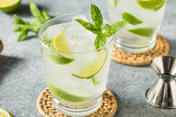 用Lime和Rum给Mint Mojito调冷饮 — 图库照片