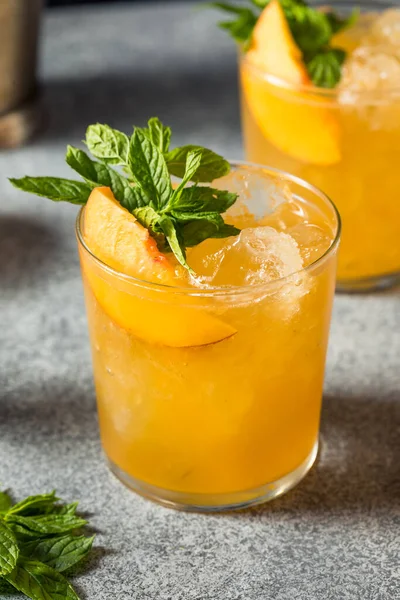 Drank Verfrissende Perzik Bourbon Smash Cocktail Met Munt — Stockfoto
