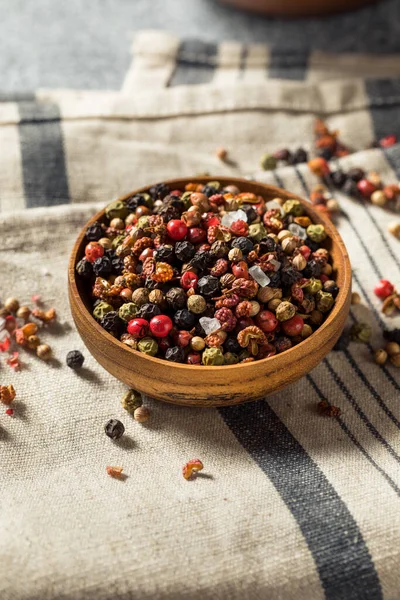 Sichuan Orgânico Seco Cru Peppercorn Mix Uma Tigela — Fotografia de Stock