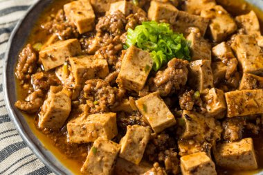 Ev yapımı Çin Mapo Tofu 'su. Domuz eti ve Scallion' lu.