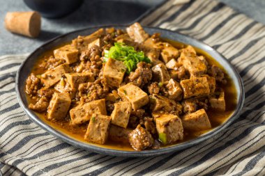 Ev yapımı Çin Mapo Tofu 'su. Domuz eti ve Scallion' lu.