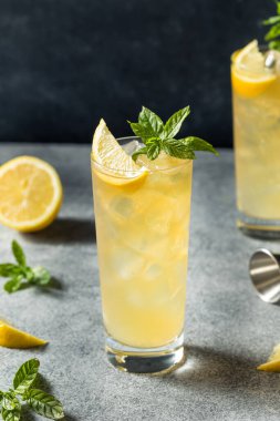 Nane Şekeriyle Sert Viski Limonatası
