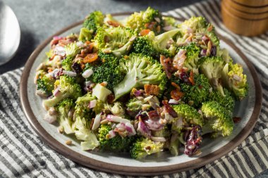 Jambon ve soğanlı ev yapımı brokoli salatası.