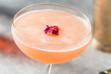 Cin ve Limonlu Gül Yaprağı Kokteyli