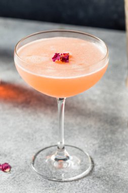 Cin ve Limonlu Gül Yaprağı Kokteyli