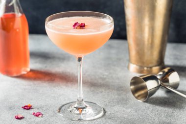 Cin ve Limonlu Gül Yaprağı Kokteyli