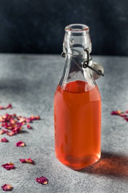 Bir Şişe İçinde Tatlı Tazeleyici Gül Yaprağı Basit Şurup