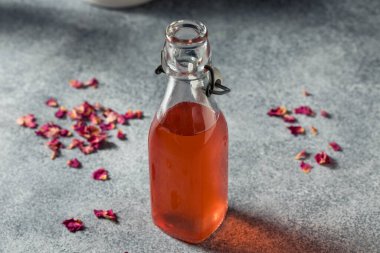 Bir Şişe İçinde Tatlı Tazeleyici Gül Yaprağı Basit Şurup